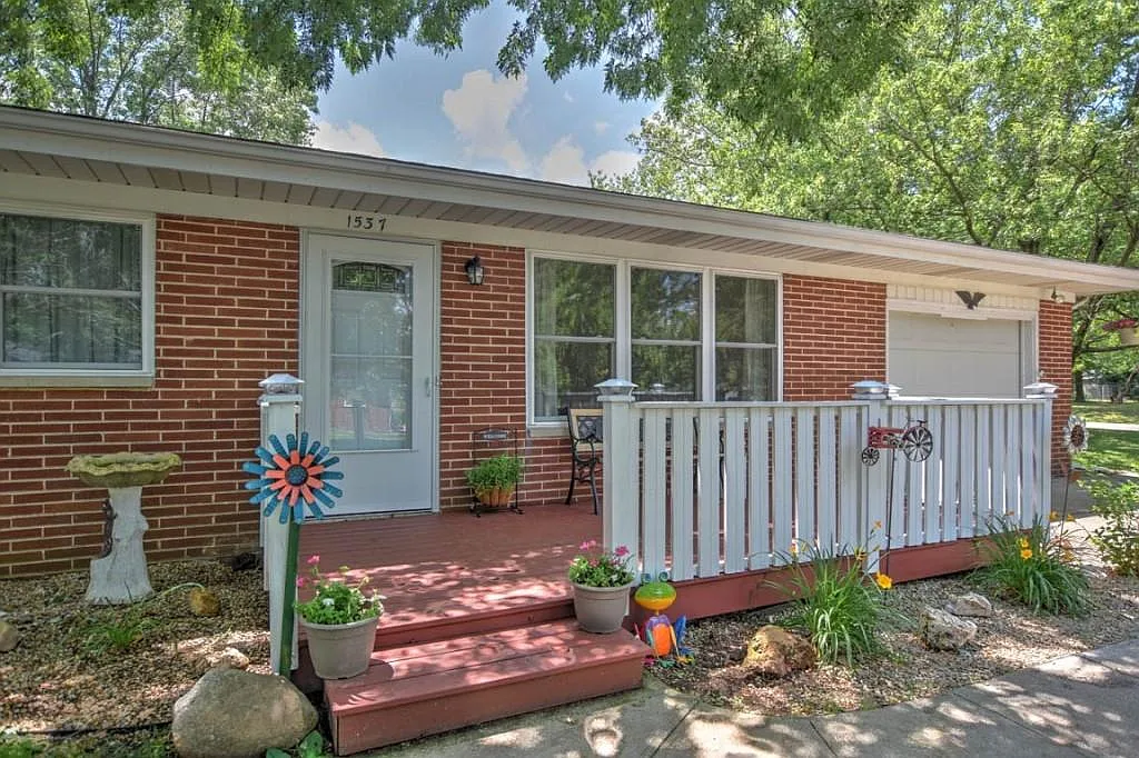 1537 Plainview St photo 1