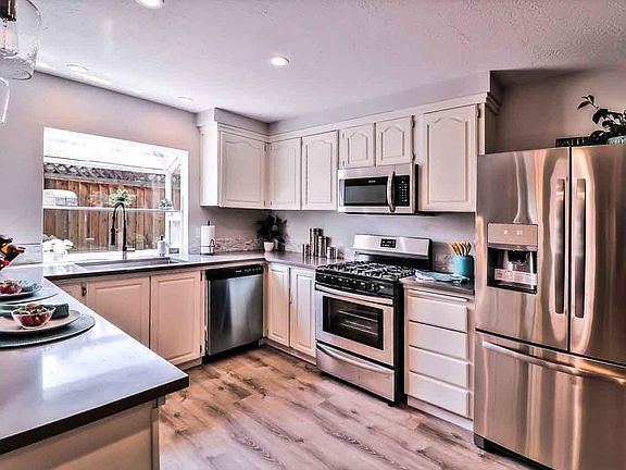 3rd image of 126 Biddleford Ct