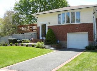 2 Leroy Pl, Farmingdale, NY 11735