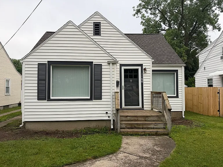 1160 Edna St SE — Photo 1