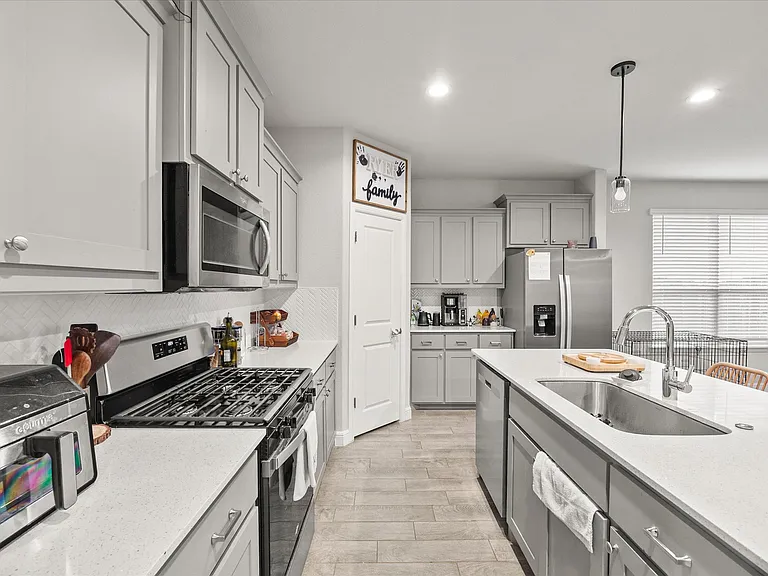 1009 Croxley Way — Photo 4