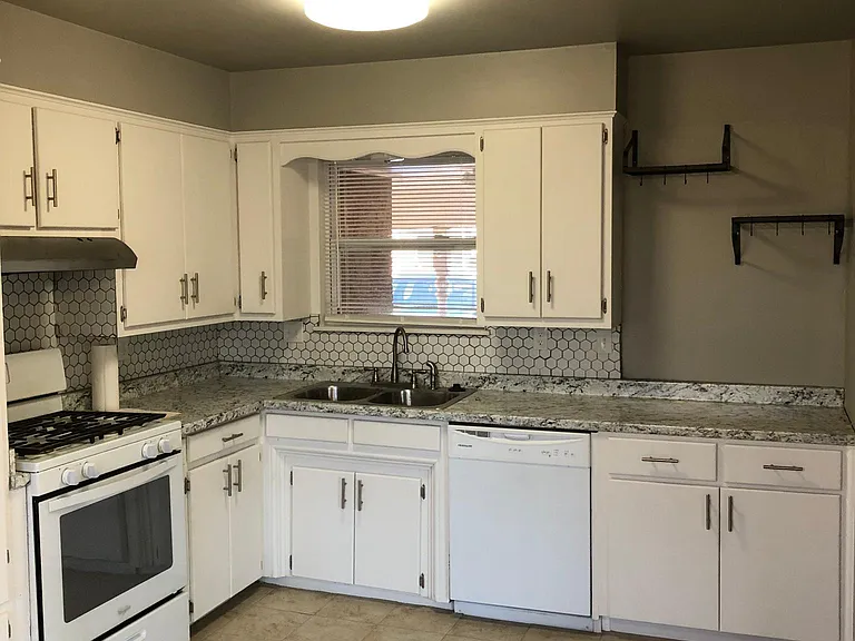 2125 Henderson Dr — Photo 2