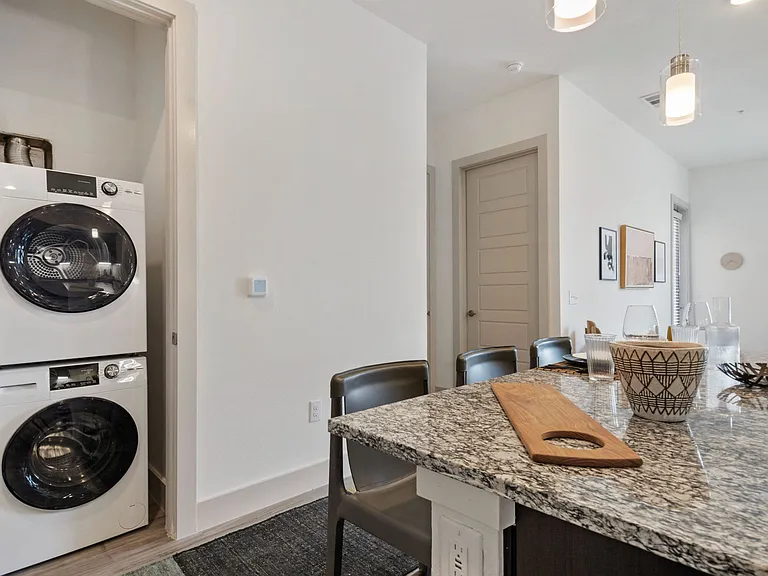 Washer/Dryer Included