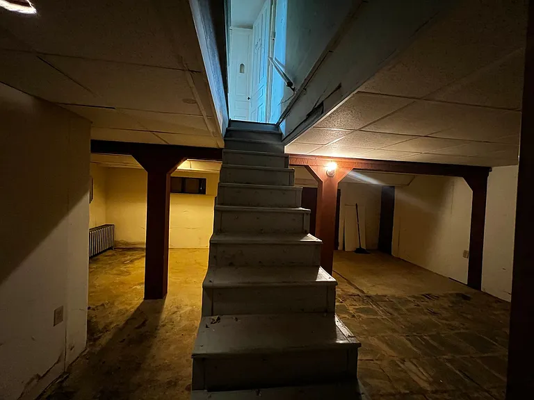 212 E Main St - DNTF — Photo 32