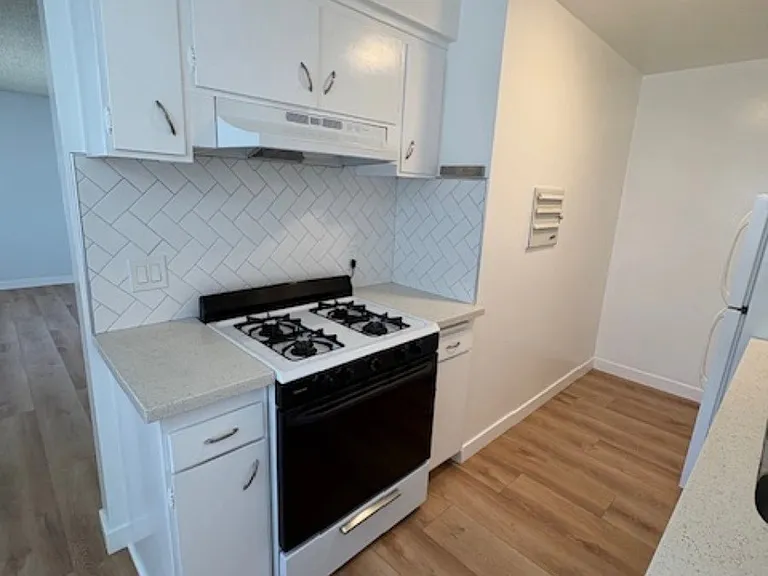 266 S Oak Knoll Ave #7 — Photo 3