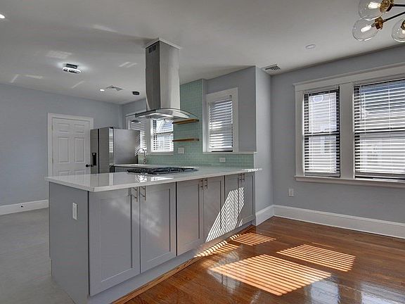 3rd image of 9 Elm Ave #9