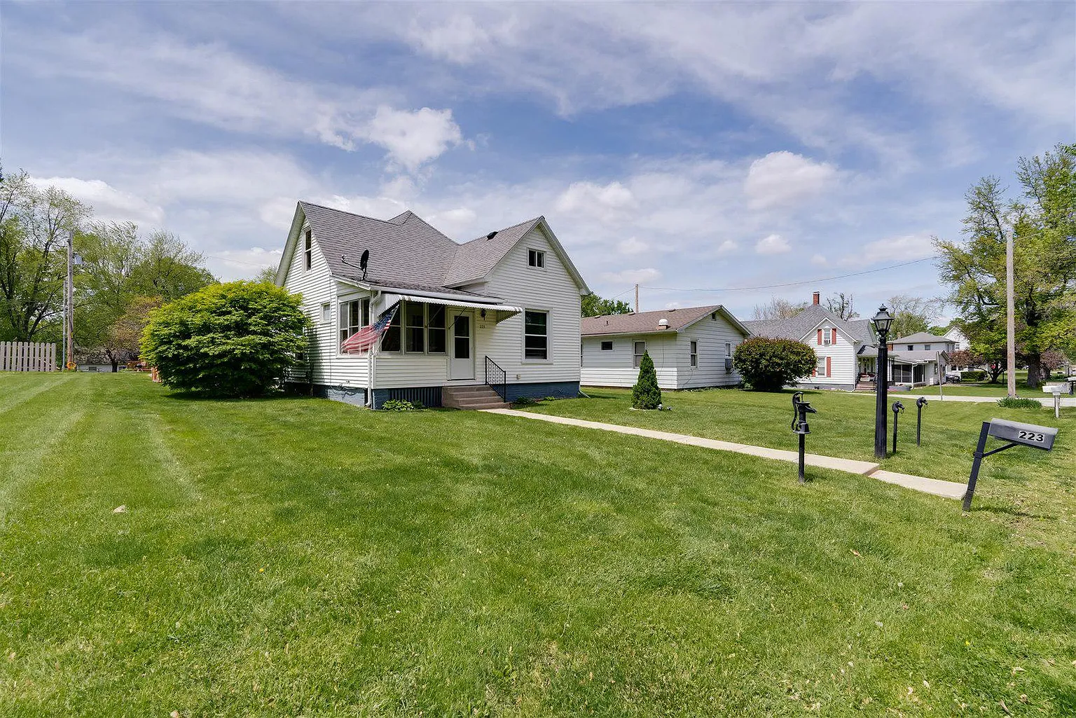 223 N Walnut St photo 1