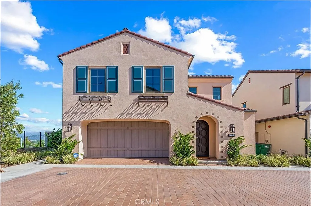 3 bed, 2.5 bath, 2205 sqft, $7,200 — Photo 1