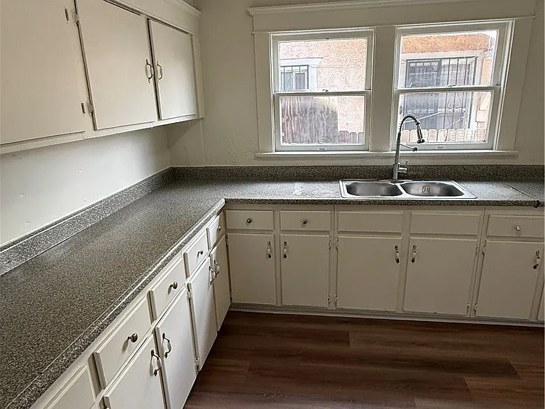 860 W 56th St — Photo 16