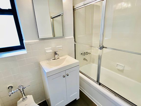 3rd image of 235 E 46th St APT 6K