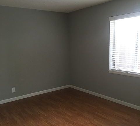 3rd image of 2414 Capitol Ave APT 02