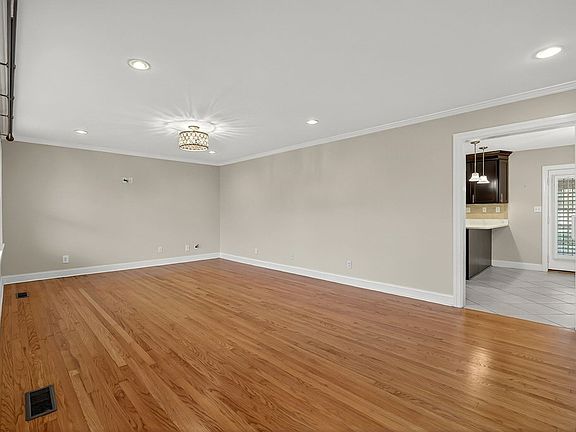 5th image of 577 E 4th St