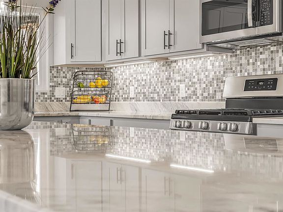 5th image of 353 Aiguille Dr