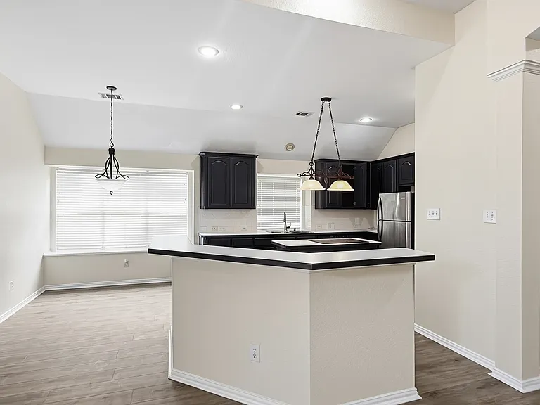 502 Overhill Dr — Photo 5