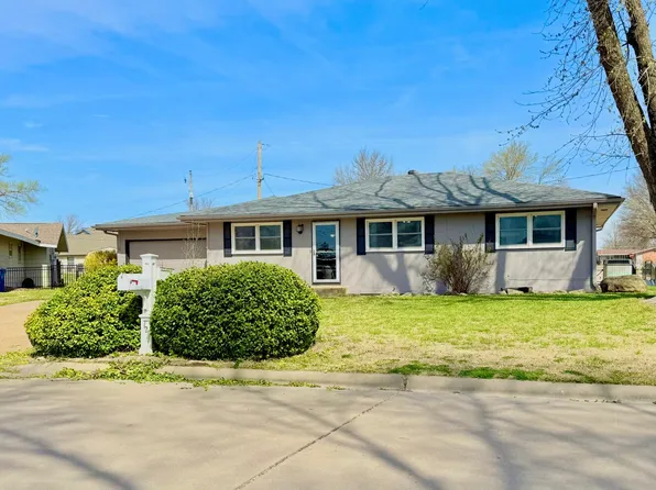 1217 W 14th Street Ct, Chanute, KS 66720