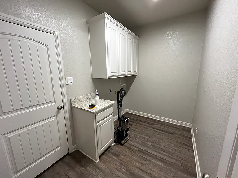 Laundry room with hookups
