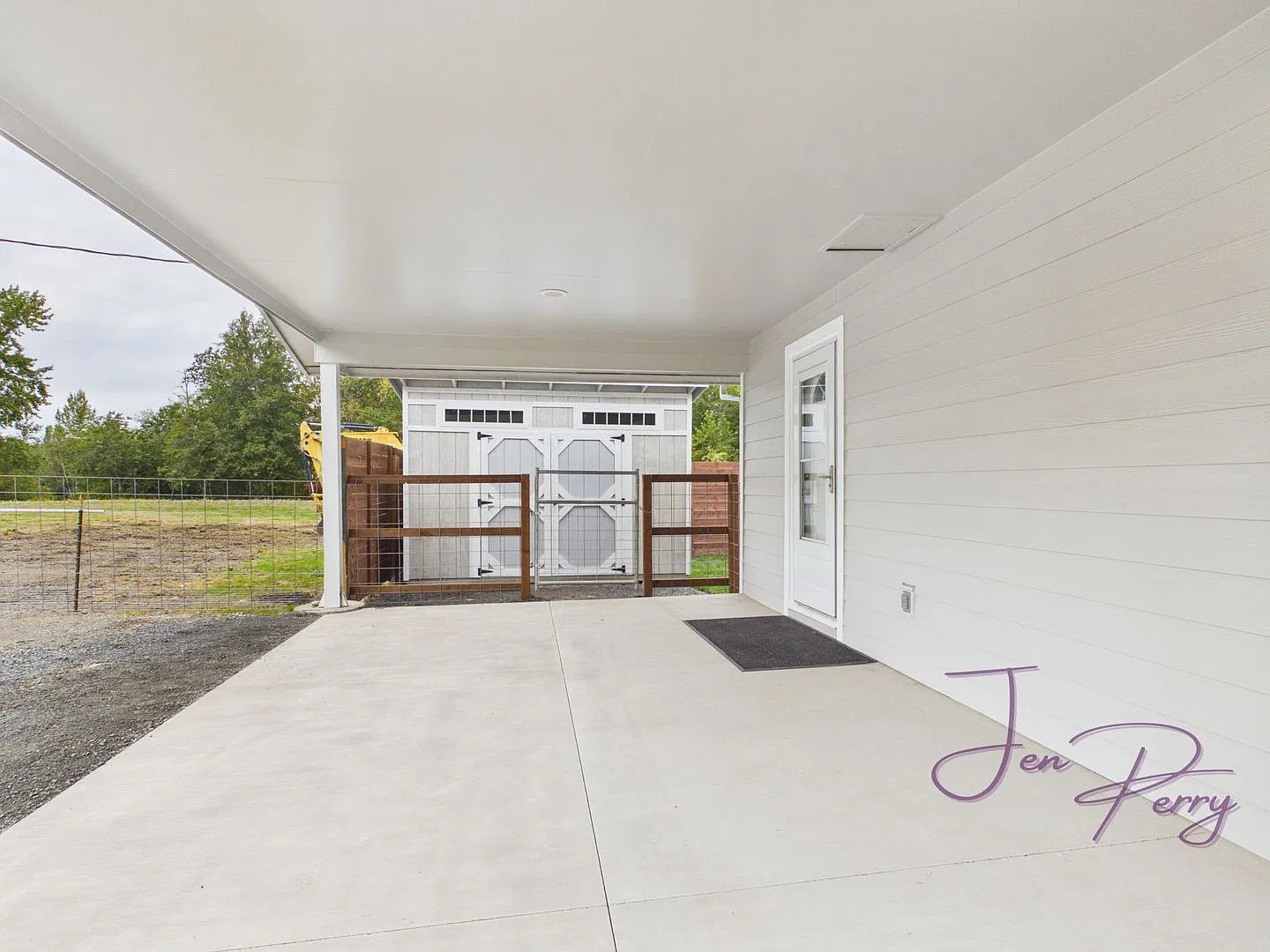 3 Bedroom Home with Fenced Yard For Rent — Photo 3