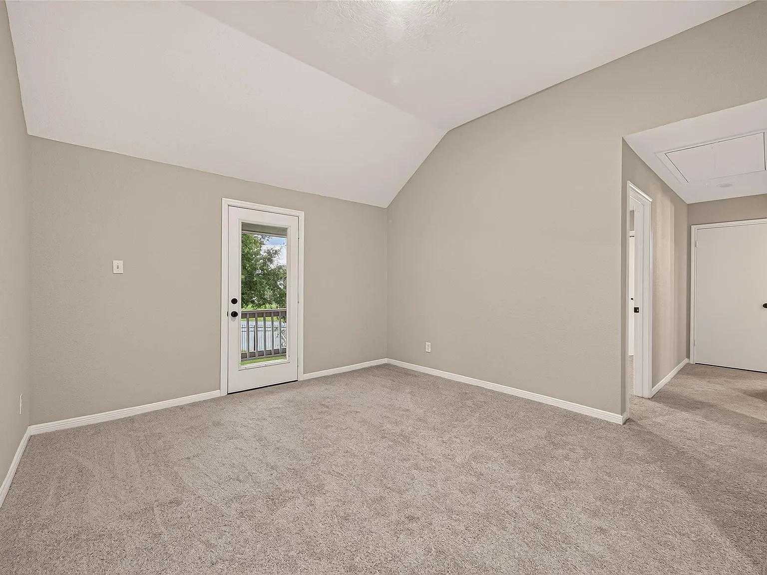 3 bed, 2.5 bath, 1920 sqft, $2,300 — Photo 4