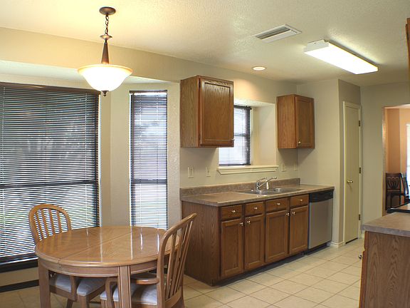 4th image of 1301 Chicota Dr