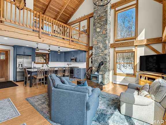 5th image of 167 Round Hill Road