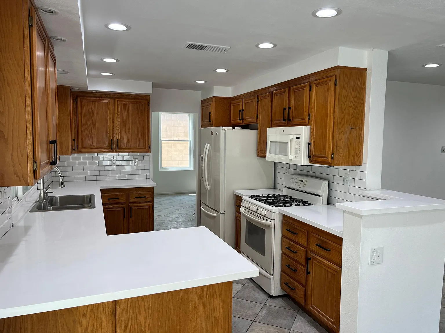 4 bed, 2468 sqft, $3,550 — Photo 3