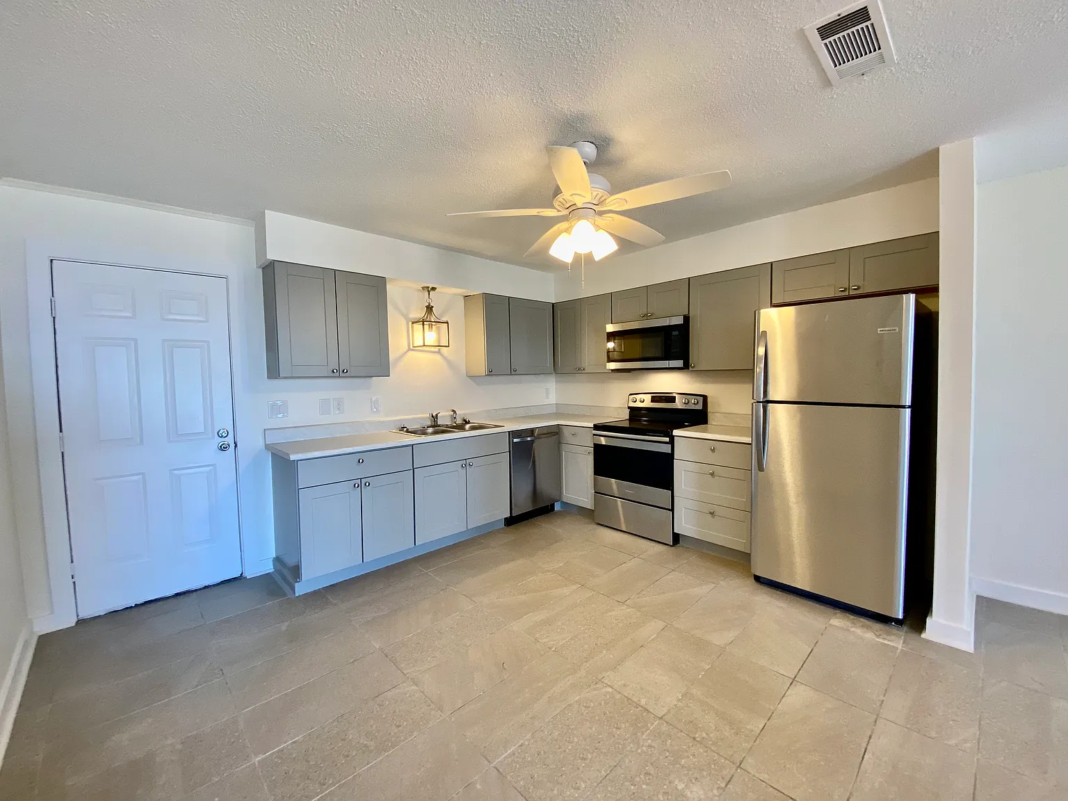 2 bed, 1.0 bath, 876 sqft, $1,350 — Photo 1