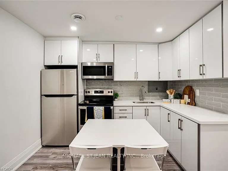 24 Vansitmart Ave — Photo 16