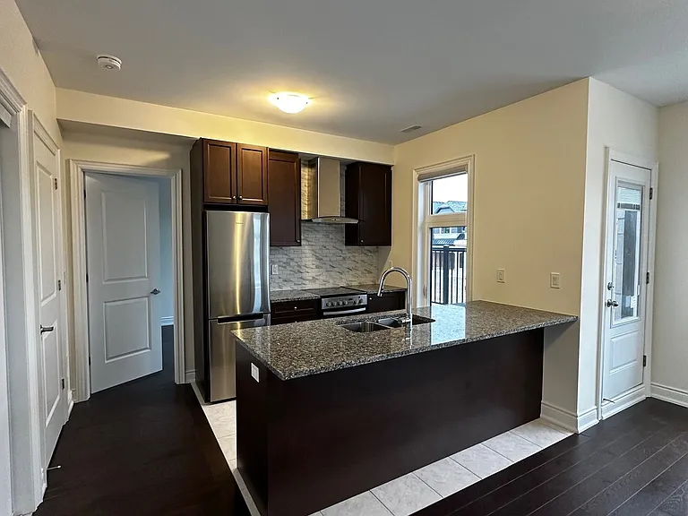 33 Rowe St #COACH — Photo 6