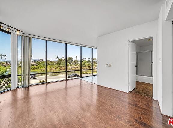 3rd image of 4316 Marina City Dr