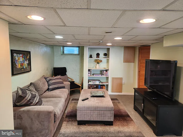 5819 Bustleton Ave — Photo 28