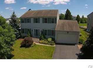 2664 Fieldview Dr, Macungie, PA 18062