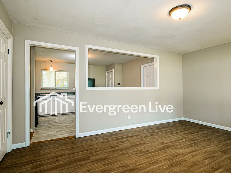 1860 Shirlene Dr — Photo 4