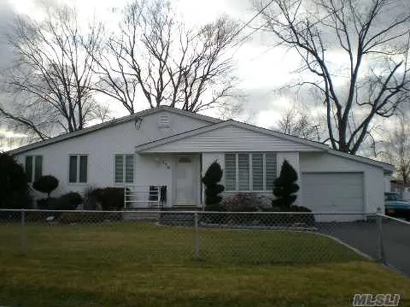 170 W 9th St, Deer Park, NY 11729