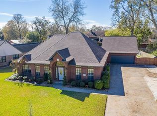 208 Dewberry Dr, Lake Jackson, TX 77566