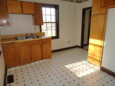 4th image of 841 Smith St