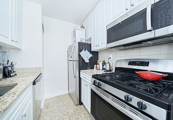 5th image of 235 W 56th St APT 40C