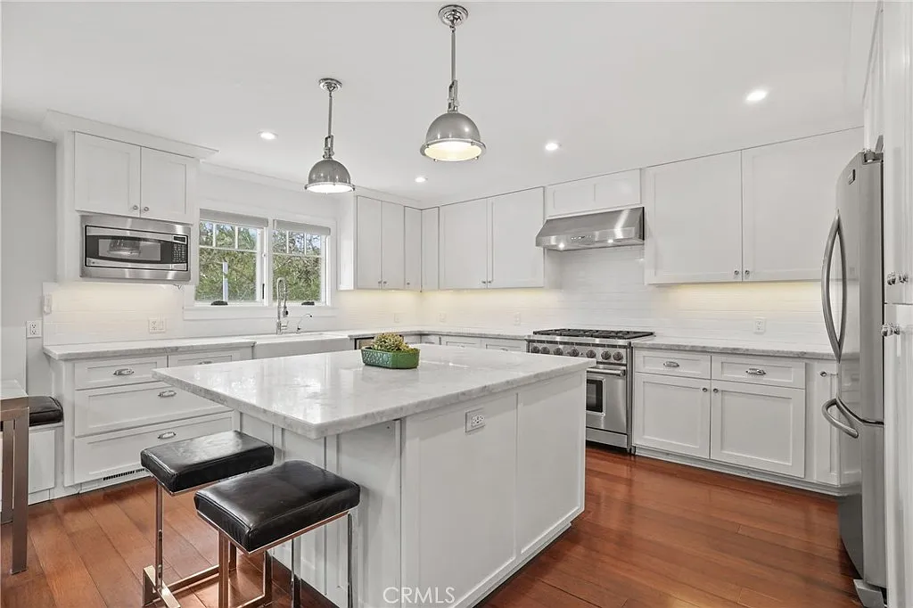 4 bed, 2342 sqft, $11,500 — Photo 4