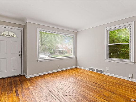 4th image of 20163 Bramford St