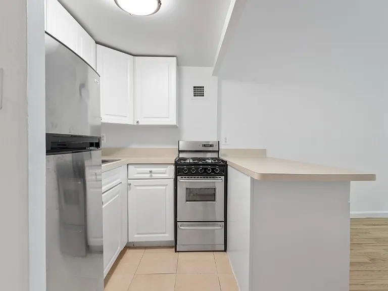 210 E 22nd St #1F — Photo 2