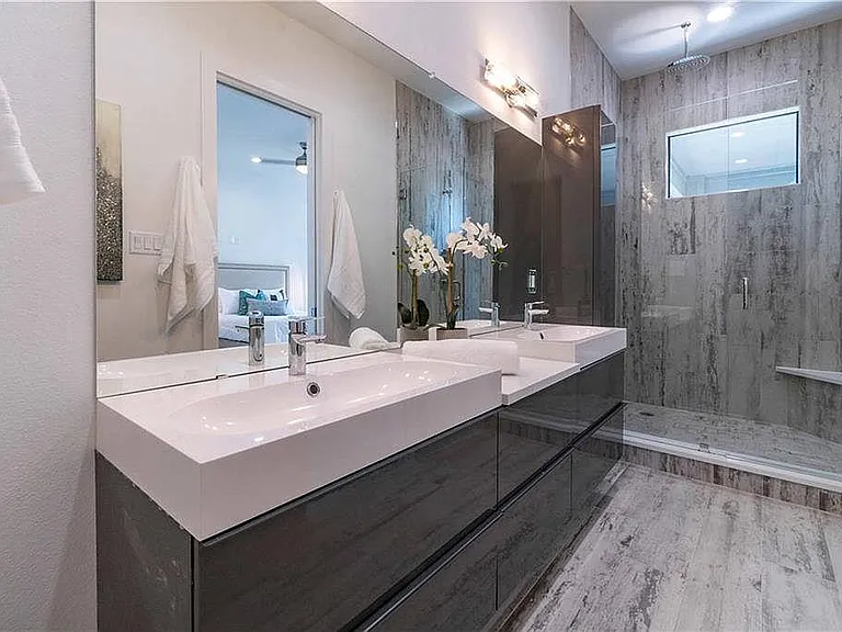 2333 Hondo Ave — Photo 2
