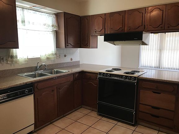 4th image of 4117 Roberta Pl NE