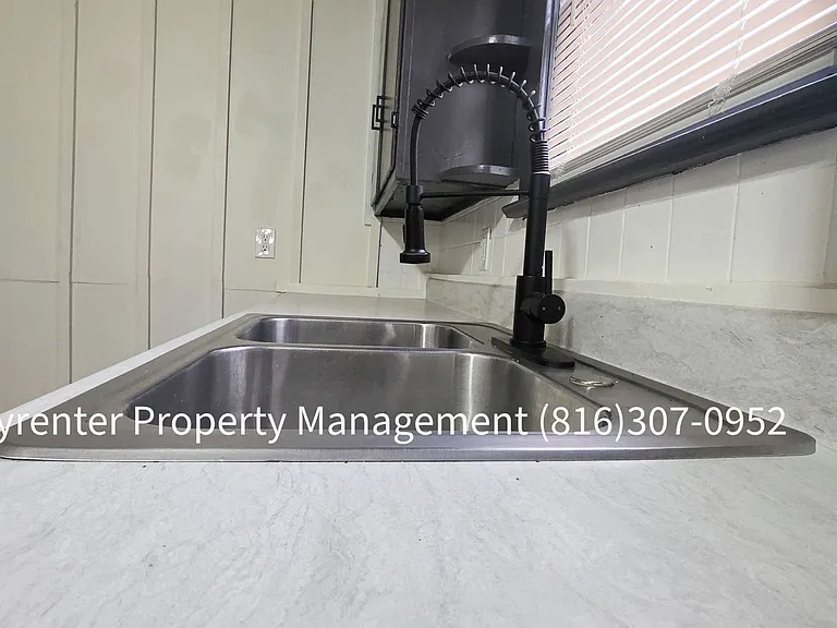 1512 W College St — Photo 6