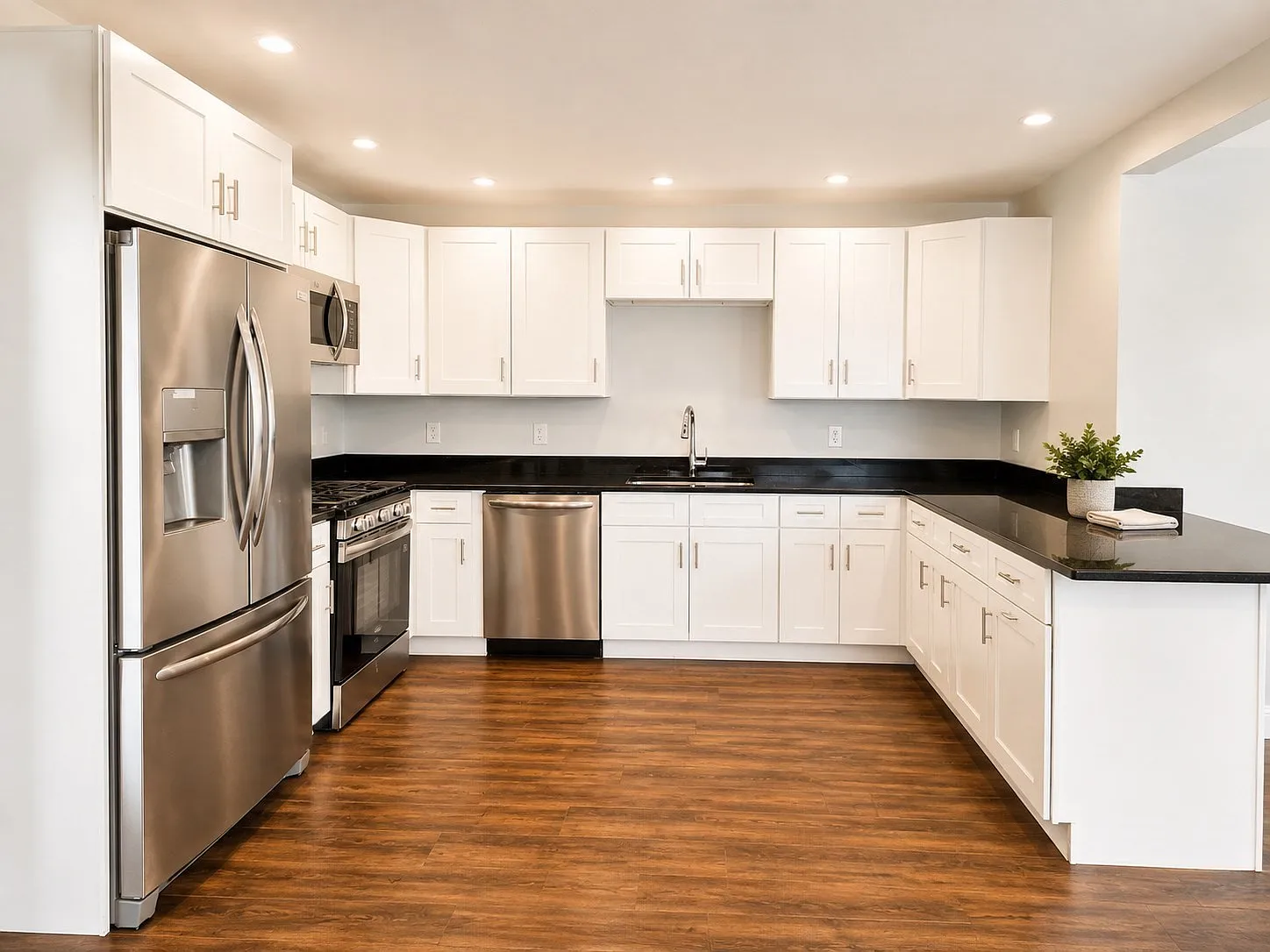 3 bed, 1.0 bath, 1100 sqft, $1,850 — Photo 3