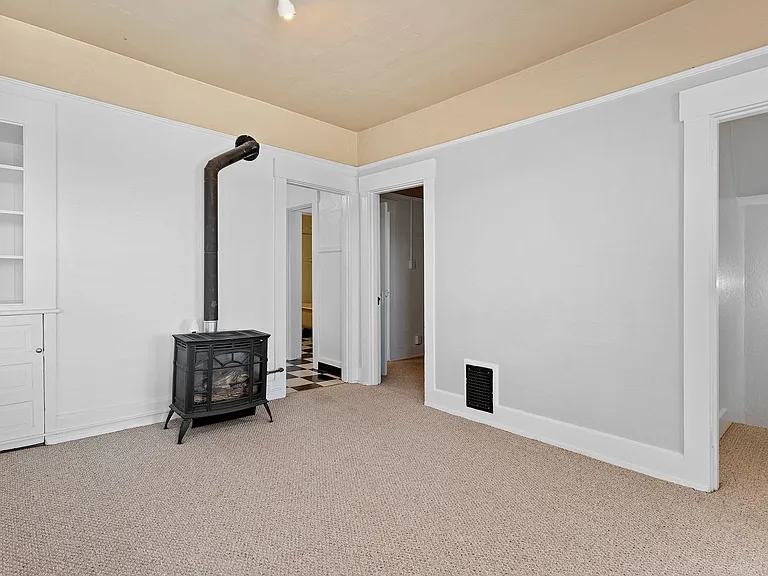 1 Bedroom with den close to SW! Walking distance to Providence Park! — Photo 32