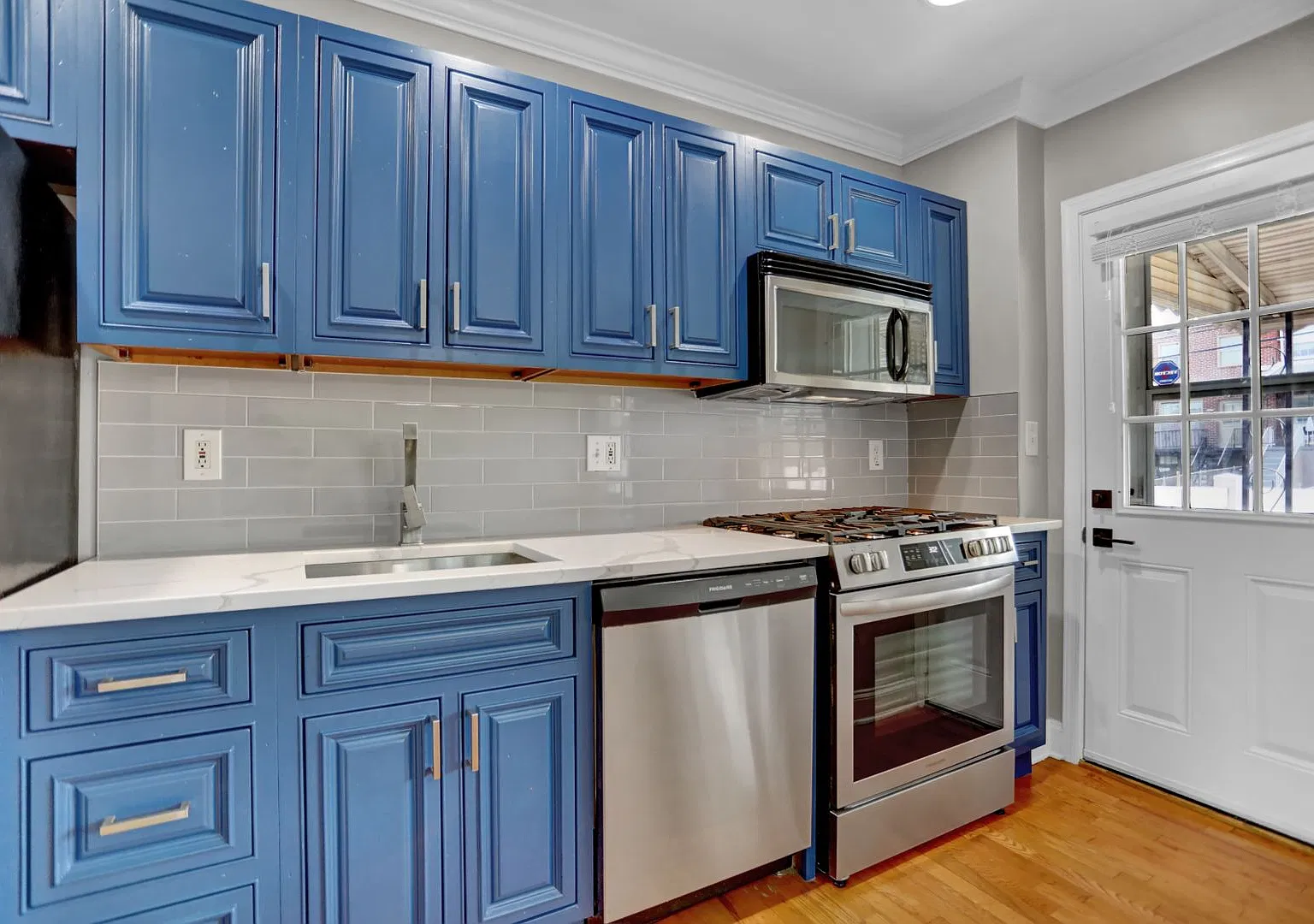 Charming Row House in Baltimore, Maryland — Photo 3