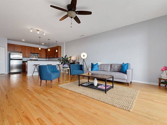 3rd image of 2520 S Oakley Ave Unit 403