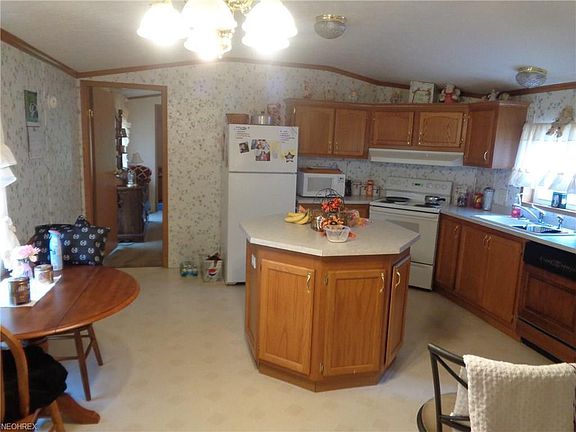 3rd image of 309 Driftwood Dr SE