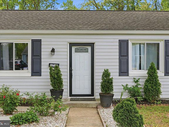 3rd image of 1715 Saunders Way