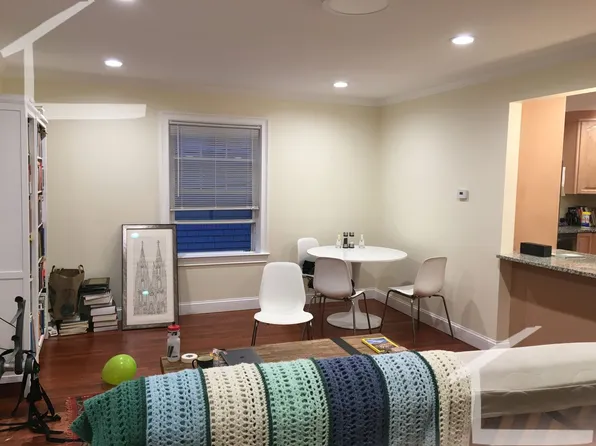 17 Eliot Cres, Chestnut Hill, MA 02467