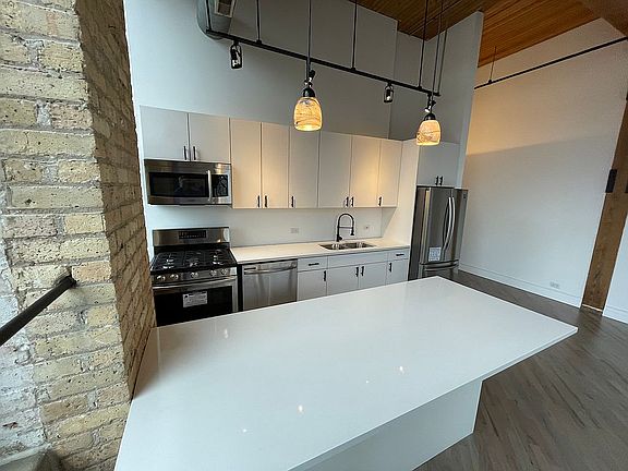 2nd image of 2654 W Medill Ave APT 206